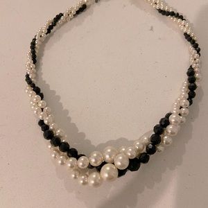 TWISTED PEARL CHOKER.